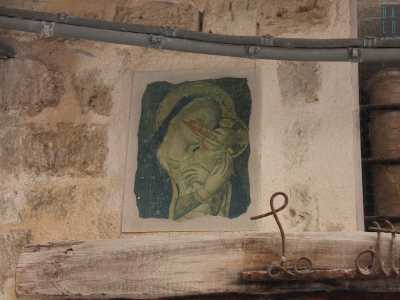 Un piccolo affresco, in evidente stato di degrado, sulle mura di una casa di Bari Vecchia